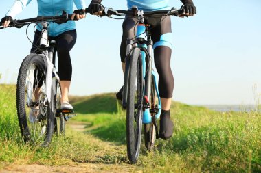 Sportif bisikletçiler kırsalında bisiklet sürme