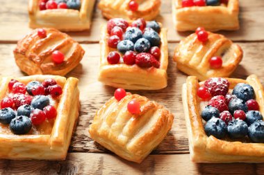 Çilek ile lezzetli hamur işleri 