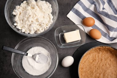 Ev yapımı peynirli kek için malzemeler