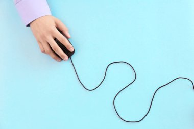 bilgisayar faresi ile erkek eli 