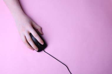 bilgisayar mouse tutan el 