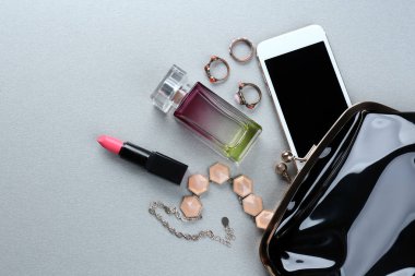 kozmetik parfüm ve telefon ile