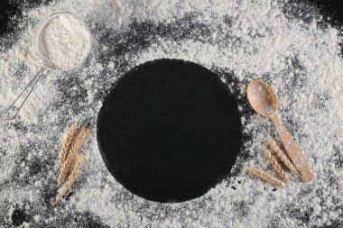 Dağınık un ile yuvarlak çerçeve 