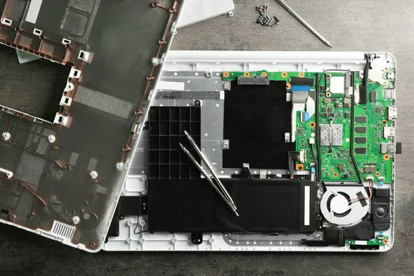 Ordinateur portable démonté avec outils — Photo