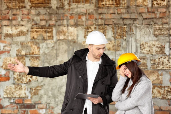 Insurance adjuster and young woman — Stock Photo, Image