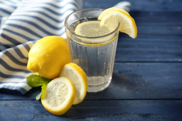 Zusammensetzung mit kaltem Zitronenwasser — Stockfoto