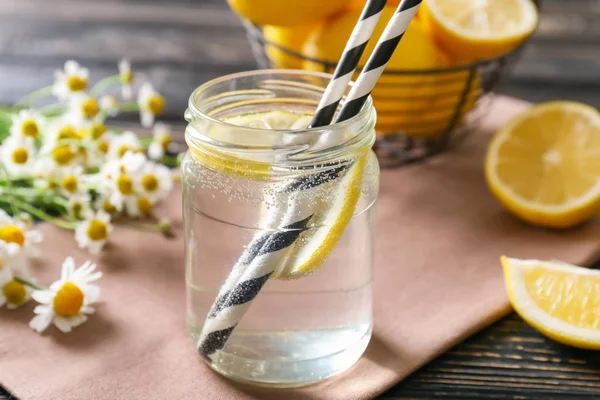 Vaso di vetro con acqua fredda al limone e cannucce — Foto Stock