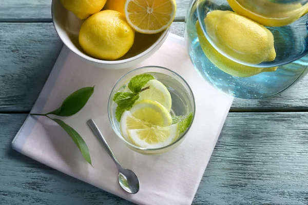 Composición con agua fría de limón — Foto de Stock