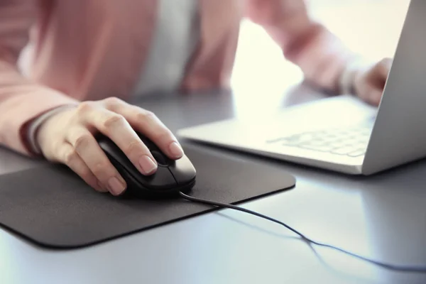 Femme utilisant une souris d'ordinateur — Photo