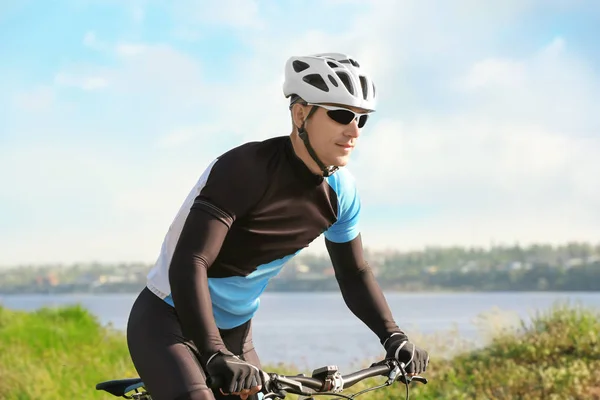 Ciclista desportivo andar de bicicleta — Fotografia de Stock