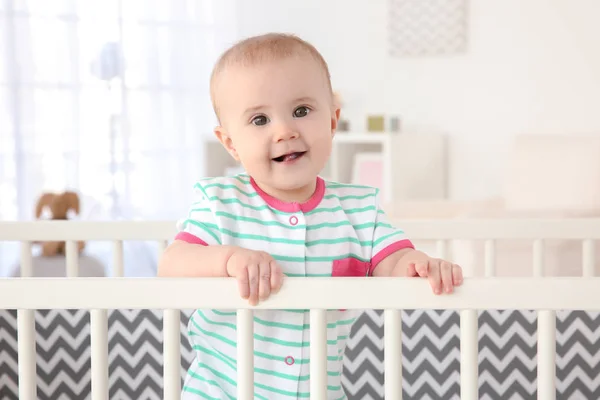 Pequeño bebé de pie en la cuna — Foto de Stock