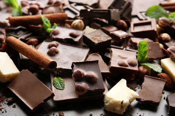 Broken chocolate pieces — Stock Photo, Image