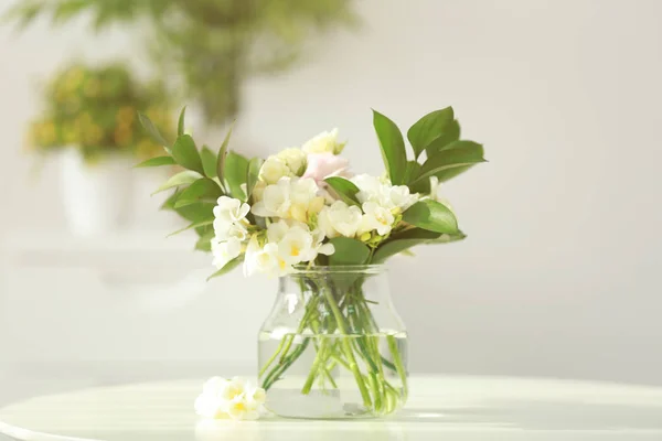 Krásná kytice s květy bílé frézie — Stock fotografie