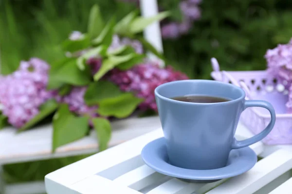 Cup 的茶和淡紫色的花朵 — 图库照片