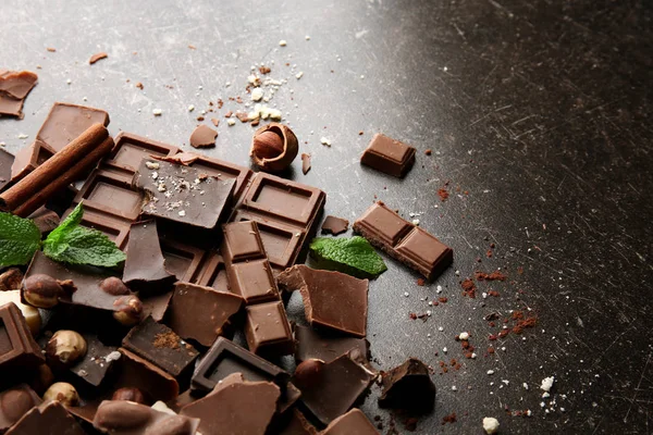 Trozos de chocolate rotos — Foto de Stock