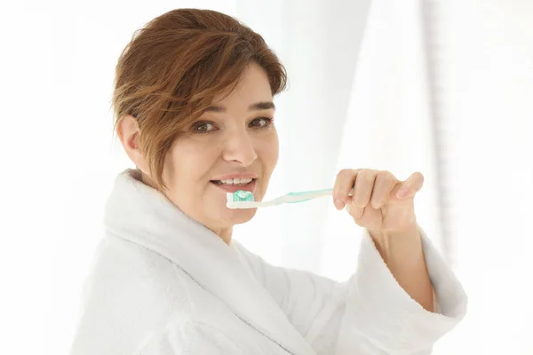 Senior vrouw reiniging van de tanden — Stockfoto