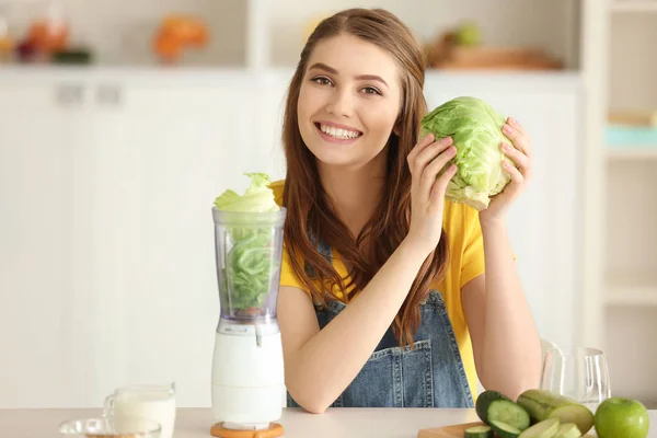 Mujer preparando batido verde — Foto de Stock