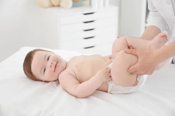 Arts behandeling van kleine baby — Stockfoto