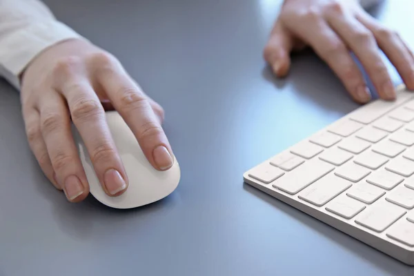 Жіночі руки з комп'ютерною мишею — стокове фото