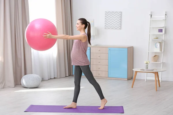 Pregnant woman doing exercise — Stock Photo, Image