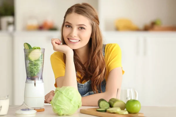 Mujer preparando batido verde — Foto de Stock