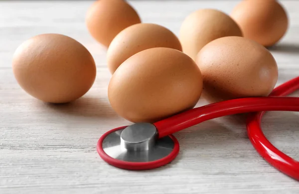 Eieren met medische stethoscoop — Stockfoto