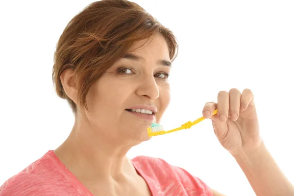 Mujer mayor limpiando dientes — Foto de Stock