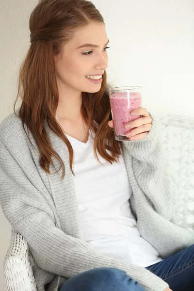 Mulher bebendo smoothie saudável — Fotografia de Stock