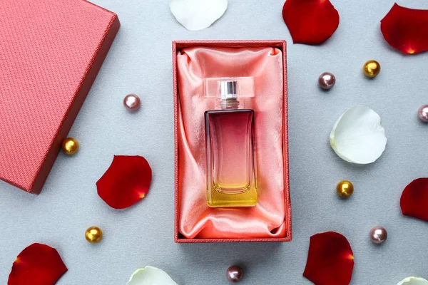 Perfumy w polu obecny — Zdjęcie stockowe