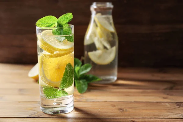 Bicchiere di acqua fredda al limone — Foto Stock