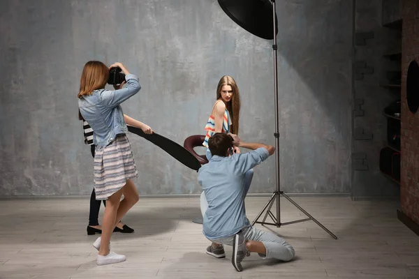 Studentengruppe fotografiert Modell — Stockfoto