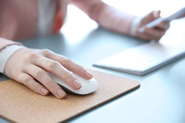 Kvinnlig hand innehav datormus — Stockfoto