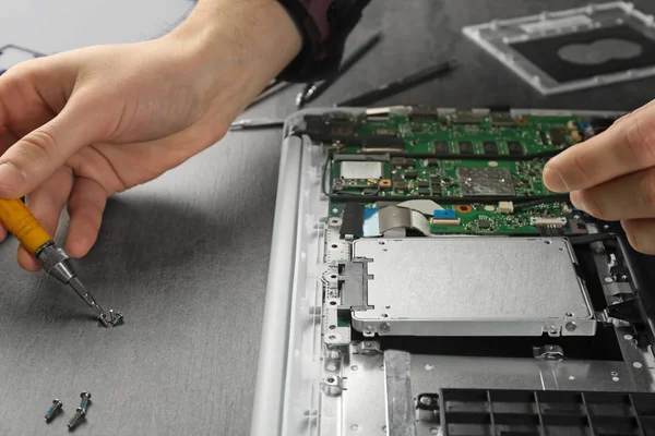 Man fixing disassembled laptop — Stock Photo, Image