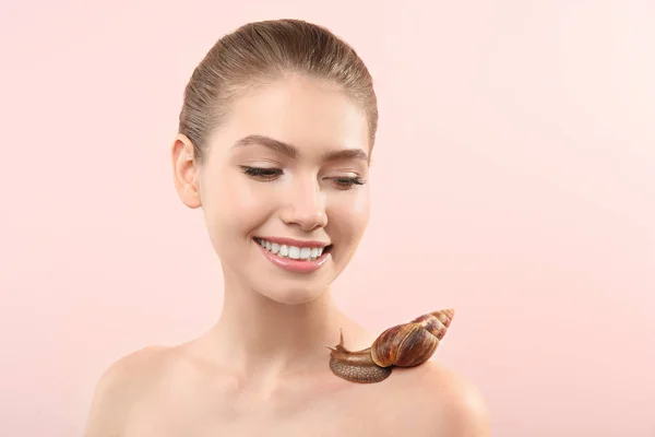 Mujer joven con caracol gigante Achatina — Foto de Stock