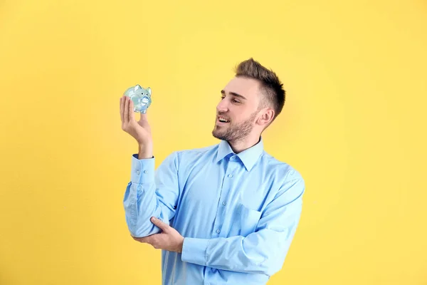 Homem segurando Piggy Bank — Fotografia de Stock