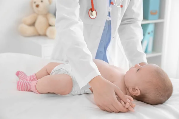 Médico examinando bebê pequeno — Fotografia de Stock