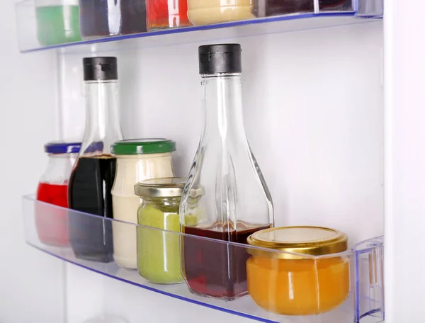 Sosuri diferite în frigider — Fotografie, imagine de stoc
