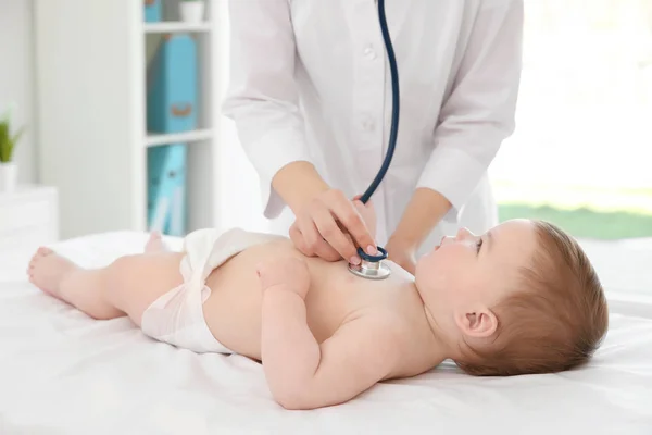 Médico examinando bebê pequeno — Fotografia de Stock