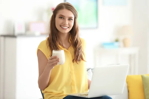 Mujer bebiendo batido saludable — Foto de Stock