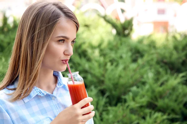 Hermosa mujer con jugo — Foto de Stock