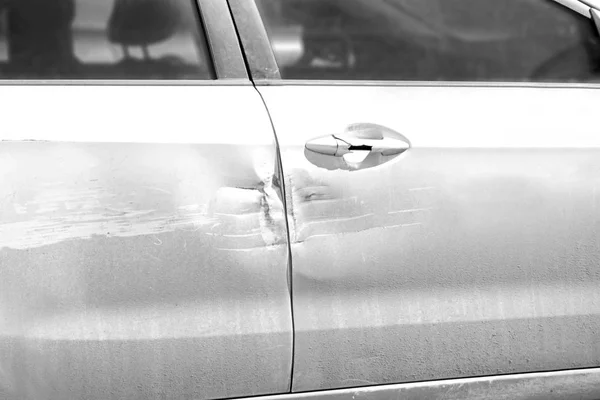 Skadade dörren av bil — Stockfoto