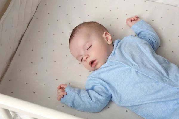 Pequeño bebé durmiendo — Foto de Stock