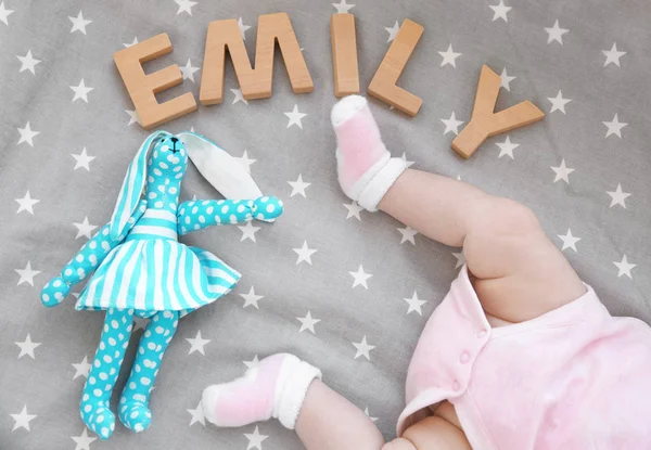 Benen van schattige baby en word Emily — Stockfoto