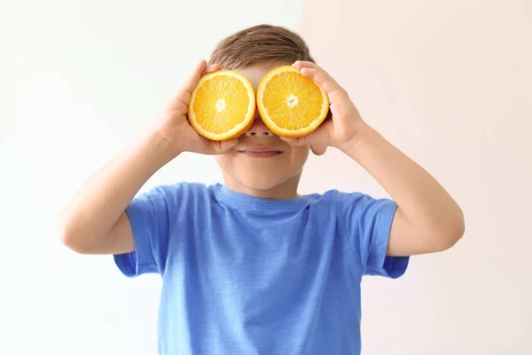 Kleiner Junge mit Orangenhälften — Stockfoto