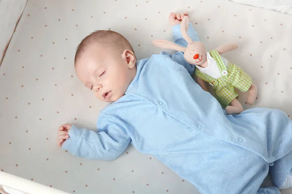 Pequeno bebê dormindo — Fotografia de Stock