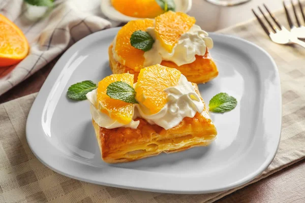 Bladerdeeg dessert met oranje — Stockfoto