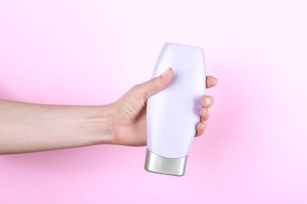 Mão com garrafa de produto cosmético — Fotografia de Stock