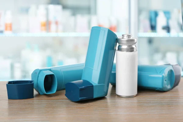 Concept de soins de santé et d'asthme. Inhalateurs sur le comptoir à la pharmacie — Photo