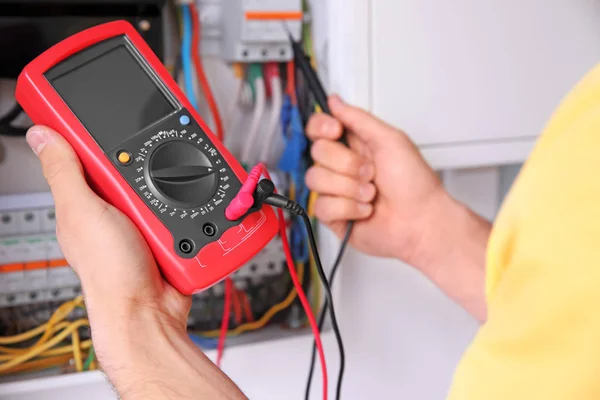 Tensión de medición del electricista — Foto de Stock