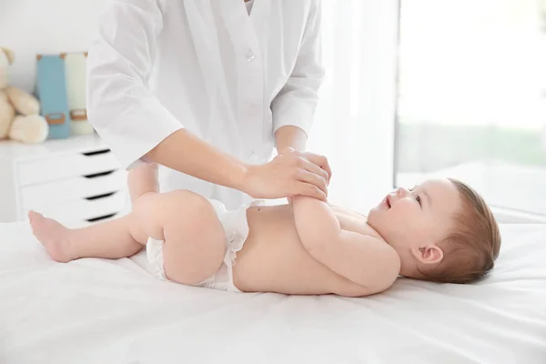 Médico examinando bebê pequeno — Fotografia de Stock